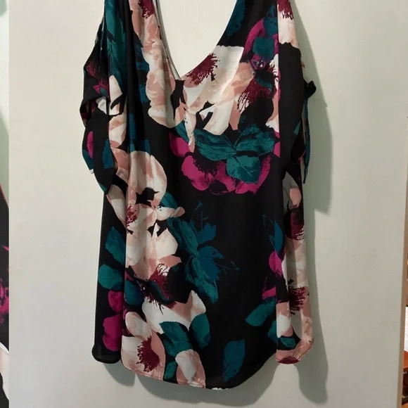 Ladies beautiful top in EUC - Picture 1 of 4